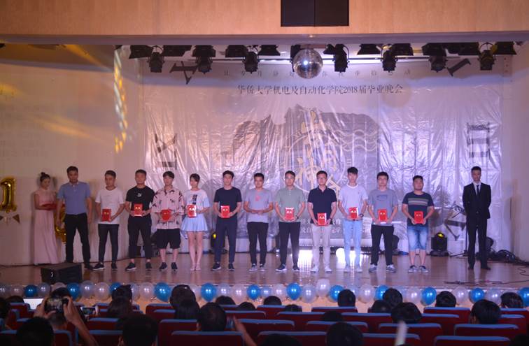 说明: C:\Users\Administrator\Desktop\伟德国际1946官网举办“岁月神偷”2018届毕业晚会\党委书记谢俊荣老师为员工联络员颁发聘书.jpg