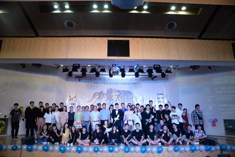 说明: C:\Users\Administrator\Desktop\伟德国际1946官网举办“岁月神偷”2018届毕业晚会\晚会合影.JPG