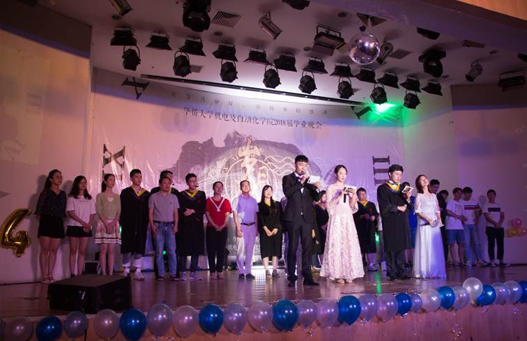 说明: C:\Users\Administrator\Desktop\伟德国际1946官网举办“岁月神偷”2018届毕业晚会\晚会现场.jpg